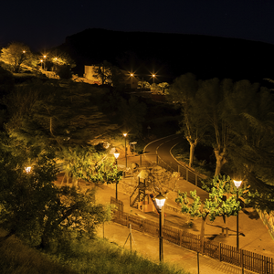 Las luminarias LED Villa XLA, de estilo clásico, se integran perfectamente con el ambiente tradicional de la localidad.