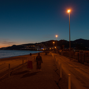 Aire® floodlights with ultra-warm color temperature PC Amber installed on El Playazo beach, specifically designed to care for the local biodiversity.