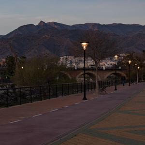 Cónica TLA luminaires with Comfort Diffuser® lighting up the pedestrian area along the well-known Chíllar River bank.