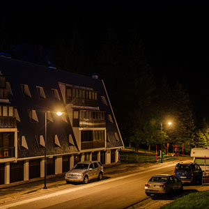 Entorno residencial iluminado con Pescador LED 2200 K, reforzando la seguridad nocturna sin comprometer la visibilidad del cielo estrellado.