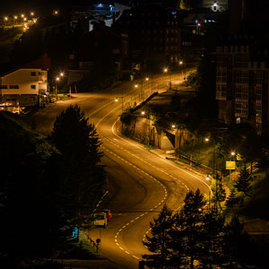 Iluminación cálida y uniforme en el núcleo urbano de Candanchú, con sistema de luminarias ATP con Difusor Confort® para eliminar el deslumbramiento.
