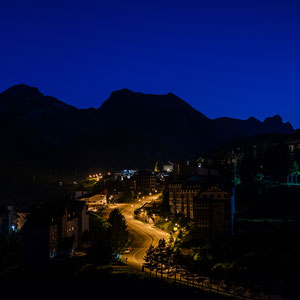 Vista general del nuevo alumbrado en Candanchú, con luminarias Pescador LED 2200 K y columnas técnicas Atlas, diseñadas para resistir las condiciones extremas de alta montaña.