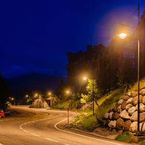 Instalación en vial de montaña con ópticas personalizadas para lograr una uniformidad superior al 0,6, incluso en zonas de compleja orografía.