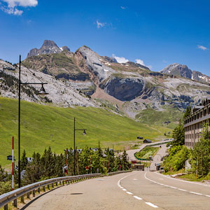 Ubicada a más de 1500 metros, Candanchú se integra en un entorno de alto valor ecológico junto al Parque Natural de los Valles Occidentales. El nuevo alumbrado ATP protege este paisaje privilegiado.