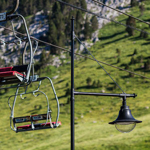 Candanchú, una de las estaciones de esquí más antiguas de España, moderniza su alumbrado para reforzar su modelo turístico sostenible en alta montaña.