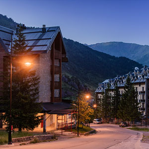 Iluminación eficiente y de bajo consumo en una calle de Candanchú, sin sobreiluminación y con confort visual optimizado.