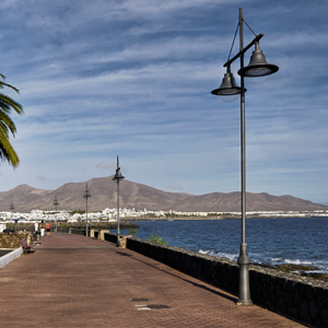 Paseo marítimo con luminarias ATP, inmunes a la corrosión y diseñadas para entornos marinos.