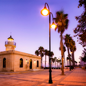 Faro de Roquetas de Mar iluminado con soluciones ATP, resistentes a salitre y humedad.