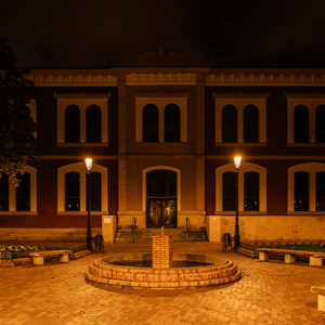 Renovación del casco histórico de Logroño con luminarias Siglo XLA de 1935 W: uniformidad de hasta 0,8 y más de un 70 % de ahorro energético sin sobreiluminación.