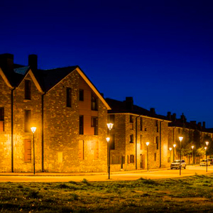 Alumbrado LED 2200 K con Difusor Confort® en Villanúa: uniformidad elevada, reducción del 70 % en el consumo y protección del cielo nocturno en un entorno pirenaico.