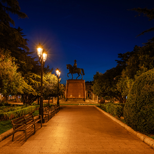 Plaza del Espolón en Logroño: alumbrado optimizado con luminarias Siglo XLA de 2200 K, confort visual y mínima emisión de luz azul para proteger el cielo nocturno.