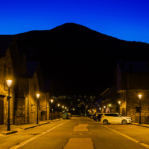 Vista nocturna de Villanúa tras la renovación integral: más de 1000 luminarias fabricadas en polímeros técnicos inmunes a la corrosión y reconocidas con el galardón LIT Lighting Design Awards 2024.