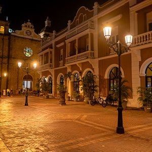 Plaza San Pedro Claver iluminada con luminarias ATP LED 2200 K: eliminación de zonas oscuras, uniformidad mejorada y ahorro superior al 70 % en la Ciudad Amurallada, Patrimonio de la Humanidad.