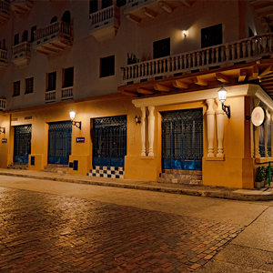 Calles de la Ciudad Amurallada con luminarias Ronda A y Difusor Confort®: integración estética en entorno histórico, resistencia total a la corrosión y bajo impacto lumínico en el cielo nocturno.