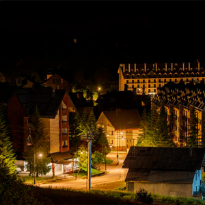 Vista nocturna del núcleo urbano de Candanchú con alumbrado ATP LED 2200 K y Difusor Confort®.