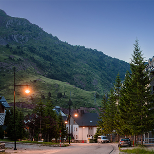 Iluminación integrada en el entorno natural de alta montaña.