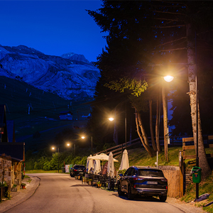 Candanchú al anochecer: uniformidad lumínica y mínima emisión azul para proteger el cielo nocturno.