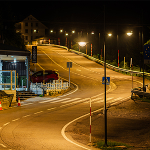 Carretera de acceso con luminarias ATP 2200 K: confort visual y máxima eficiencia energética.