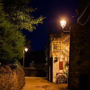 Una calle de Esposa iluminada con luminarias LED de ATP, integradas en la arquitectura tradicional del valle de Aísa.