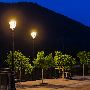 Luminarias ATP en la entrada de Esposa, con tecnología LED cálida que realza el entorno natural del Pirineo aragonés.