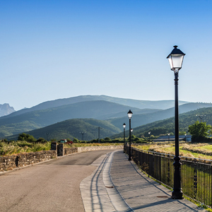 Iluminación ATP integrada en el paisaje del valle de Aísa, en pleno Pirineo aragonés.