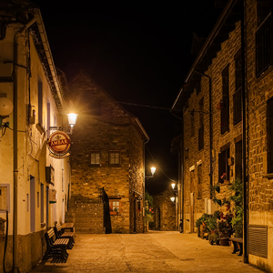 Plaza en Esposa con iluminación LED cálida de ATP, que contribuye a realzar el valor patrimonial del municipio.