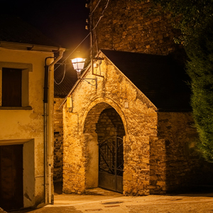 Luminarias LED de ATP en Esposa, con diseño clásico que se adapta a la arquitectura local y garantiza durabilidad sin mantenimiento.