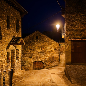 Calles empedradas de Esposa bajo una iluminación LED eficiente y sostenible, sin alterar su carácter histórico.