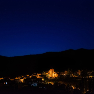 Night view of Aísa, where ATPs 2200 K LED lighting focuses on the village core, preserving natural darkness.
