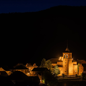 Iglesia de Nuestra Señora de la Asunción iluminada con proyectores Aire® 2200 K y luminarias clásicas Villa XLA.
