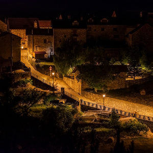 Tramo urbano con luminarias Villa XLA 2200 K, que combina seguridad, eficiencia y armonía visual con el entorno rural.