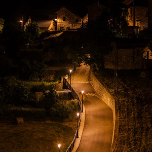Camino de acceso iluminado con Villa XLA 2200 K, diseñado para guiar el recorrido sin alterar el paisaje nocturno.