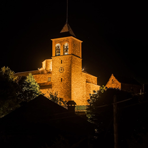 Torre campanario iluminada con proyectores Aire® LED 2200 K, respetando la atmósfera nocturna del conjunto.