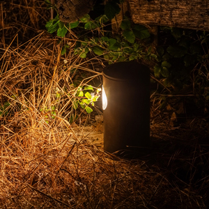 Baliza Focus LED 2200 K para senderos y zonas verdes, con iluminación direccional de bajo impacto.