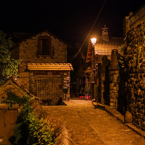 Entorno residencial de Aísa con Villa XLA 2200 K, ejemplo de eficiencia y respeto por la arquitectura tradicional.