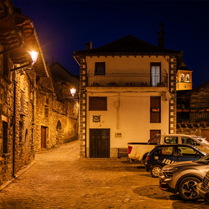 Calles de Aísa con Villa XLA 2200 K y Difusor Confort®, que refuerzan la estética pirenaica y la calidez del entorno.