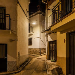 Vista de una calle iluminada, donde las luminarias LED de ATP crean un ambiente acogedor con alta uniformidad en el centro del municipio.
