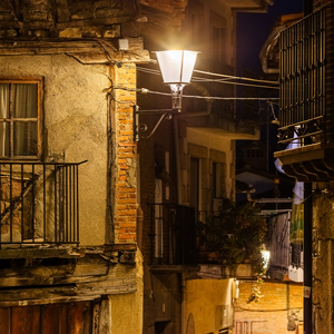 Las nuevas luminarias clásicas Villa XLA con Difusor Confort® se integran con suavidad en la estética tradicional del pueblo.