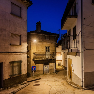Camino de acceso a San Esteban del Valle iluminado con luminarias LED de ATP que garantizan el confort visual y seguridad.
