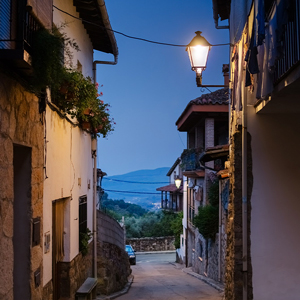 Transición del día y la noche en San Esteban del Valle con luminarias clásicas Villa XLA de ATP.