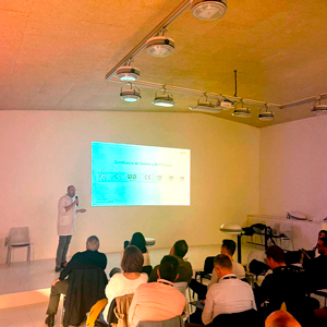 Javier Álvarez en su ponencia sobre certificados de gestión y producto, fundamentales para garantizar la calidad y la excelencia operativa.