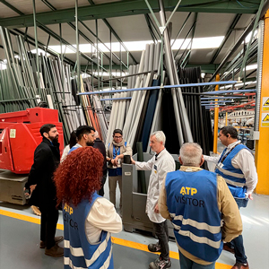 Miguel Domeño ofreciendo una visita durante la jornada de formación a los invitados.