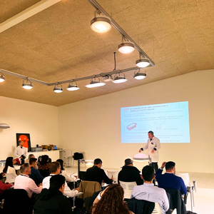 Andrés Armañanzas ofreció una ponencia sobre los fundamentos teóricos de la telegestión y el control remoto, complementada con un taller práctico en el que se exploraron diversos escenarios de configuración y aplicación.