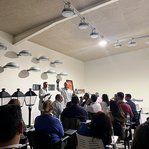 El equipo técnico de ATP realizando en el showroom una demostración de los materiales exclusivos de ATP iluminación.