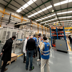 Los asistentes realizando un recorrido por las instalaciones de la fábrica y el laboratorio de certificación de productos, acompañados por los departamentos de Calidad y Tecnología.