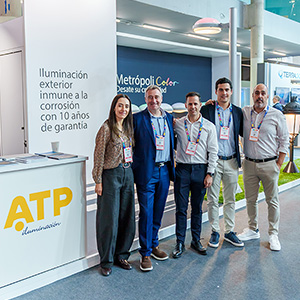 De izquierda a derecha: Raquel Fernández (Proyectos Lumínicos), Andrés Armañanzas (director del Departamento Lumínico), Antonio Nieto (delegado de ATP en Europa), Nicolás Cancio (Departamento de Comunicación) y Aleix Ribé (delegado de ATP en Cataluña).