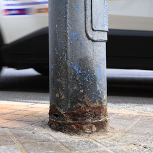 Efectos de la corrosión causada por la orina de perro en una columna de alumbrado público. La degradación producida por este agente se traduce en altos costes de mantenimiento para las administraciones municipales.