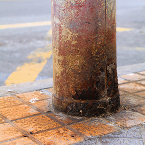 Impacto de la corrosión causada por la orina de perro en columnas de alumbrado público. Este tipo de desgaste pone en riesgo la estabilidad estructural y la seguridad eléctrica de los sistemas de iluminación.