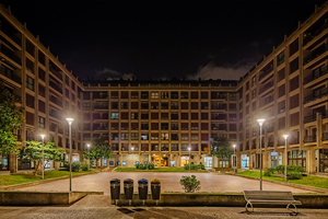 Uniformity that ensures proper lighting, allowing this large urban space in the Gros neighborhood to be fully enjoyed.