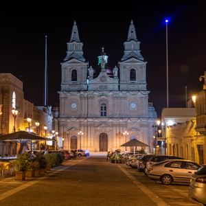 Luminarias Siglo XLA en la histórica plaza de San Pablo, Malta.
